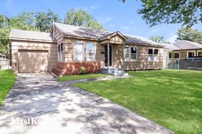 Baytown house for rent - A house with a driveway in front of it.