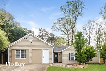 Woodstock house for rent - the exterior of a house with a garage and a driveway