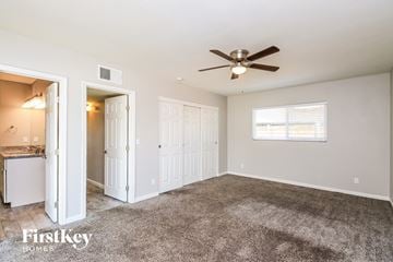Chandler house for rent - a living room with carpet and a ceiling fan