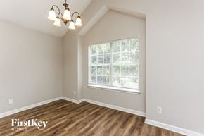Austell house for rent - A room with wooden floors and a window with blinds.
