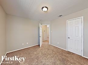 Anna house for rent - a bedroom with a closet and a door to a hallway