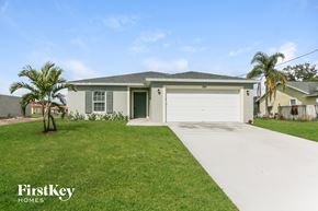 Port St. Lucie house for rent - a house with a driveway and a lawn