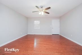 Senoia house for rent - a empty room with wood floors and a ceiling fan