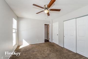 Hazelwood house for rent - a living room with carpet and a ceiling fan