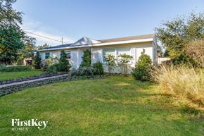 Orlando house for rent - a small white house with a yard and grass