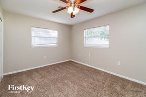 Orlando house for rent - the spacious bedroom with carpet and a ceiling fan