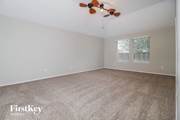 Anna house for rent - the living room of a home with carpet and a ceiling fan
