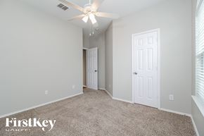 Anna house for rent - a bedroom with a carpeted floor and a ceiling fan