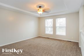 Kearney house for rent - A room with a carpet floor and a ceiling fan.