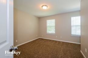 Lake Saint Louis house for rent - the upstairs bedroom with carpet and two windows