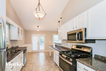 Woodstock house for rent - A kitchen with a stove top oven and a microwave above it.