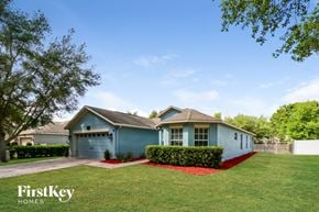 Auburndale house for rent - a small blue house with a lawn and a fence