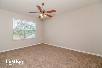 Davenport house for rent - the spacious living room with ceiling fan and carpet