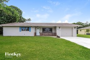 Port St. Lucie house for rent - a white house with a lawn in front of it