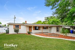 Ocoee house for rent - a small white house with a lawn and a tree