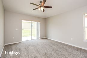 Auburndale house for rent - the spacious living room with ceiling fan and carpet