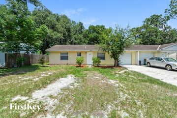 Mount Dora house for rent - a small yellow house with a car parked in the driveway