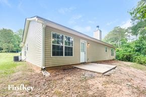 Jonesboro house for rent - the exterior of a tiny house in the woods