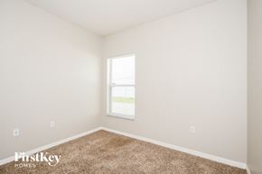 Kissimmee house for rent - a bedroom with carpet and a window