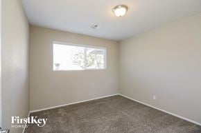 Phoenix house for rent - a bedroom with carpet and a window