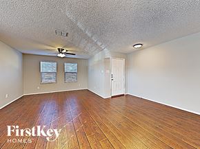 Arlington house for rent - A room with wooden floors and a ceiling fan.