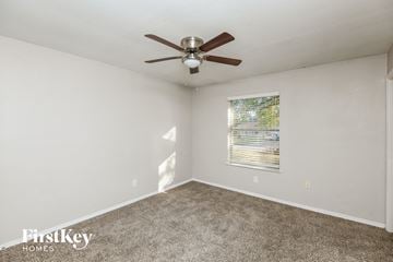 Arlington house for rent - the living room has a ceiling fan and a carpet