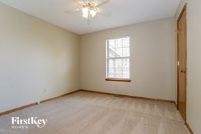 Lee's Summit house for rent - the living room is spacious and clean with a ceiling fan