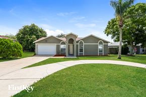 Dundee house for rent - a house with a driveway and a garage door