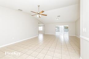 Dundee house for rent - a clean and empty living room with a ceiling fan