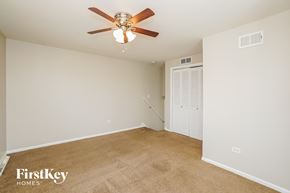 Oak Lawn house for rent - a bedroom with a ceiling fan and a closet