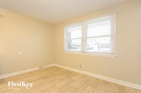 South Holland house for rent - a living room with a window and a wooden floor