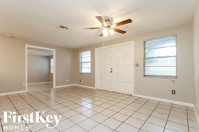 Largo house for rent - a clean and empty living room with a ceiling fan