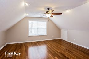 Cordova house for rent - the spacious attic room with hardwood flooring and a ceiling fan
