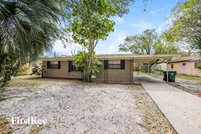 Winter Garden house for rent - a small house with a driveway and a palm tree