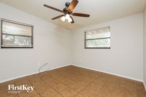 Winter Garden house for rent - a living room with a ceiling fan and a tiled floor