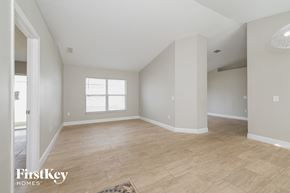 Poinciana house for rent - the living room and dining room are spacious and clean