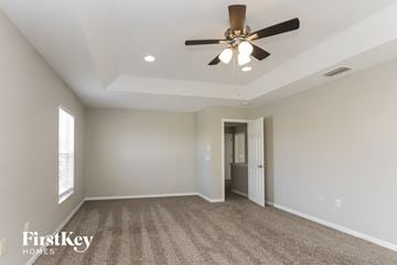 Riverview house for rent - a living room with carpet and a ceiling fan