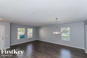 Villa Rica house for rent - the spacious living room with wood flooring and windows