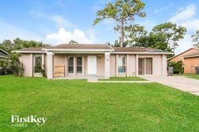 West Palm Beach house for rent - a home with a lawn and a driveway