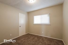 Houston house for rent - the interior of a bedroom with carpet and a window