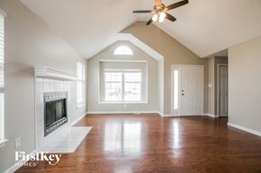 Lee's Summit house for rent - 1049 NE Queens Cir Lee''s Summit, MO 64064