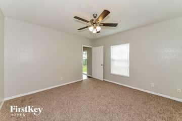 North Port house for rent - the spacious living room with ceiling fan and carpet