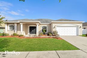 Wimauma house for rent - a beige house with a white garage door