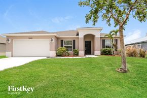 Port St. Lucie house for rent - a house with a lawn and a tree