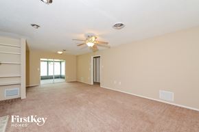 Venice house for rent - A spacious room with a ceiling fan and a window.