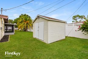 Venice house for rent - A small white shed sits in a grassy yard.