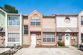 Orlando house for rent - this is an image of an apartment building with a parking lot