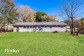 Gladstone house for rent - a small white house in the middle of a grassy yard