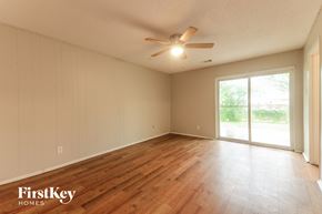 Garland house for rent - A room with wooden flooring and a ceiling fan.