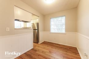 Garland house for rent - A white room with wood flooring and a window.